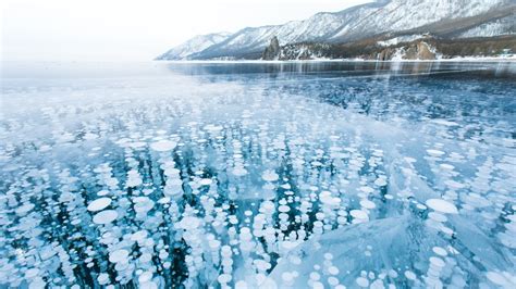 Мехурчета метан се виждат в прозрачния лед на езерото Байкал Tripdirbg