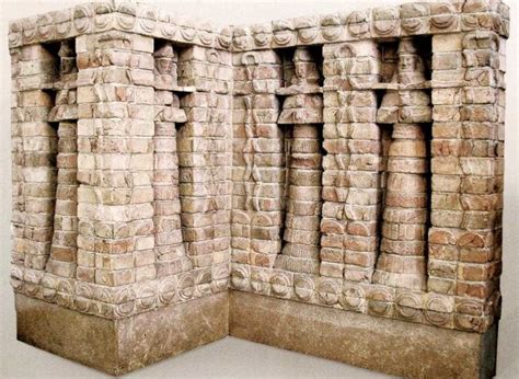 Parement Exterieur En Briques Moulées Du Temple Vouée à Inanna à Uruk