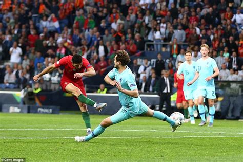 Tây ban nha vô địch 3 giải lớn liên tiếp như thế nào? Bồ Đào Nha 1-0 Hà Lan. Kết quả bóng đá. Kết quả chung kết ...