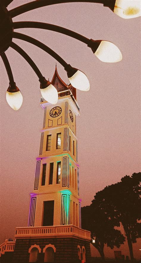 Jam gadang adalah menara jam yang menjadi penanda kota bukittinggi, sumatra barat, indonesia. Jam gadang bukittinggi | Gambar kanvas, Tempat liburan ...
