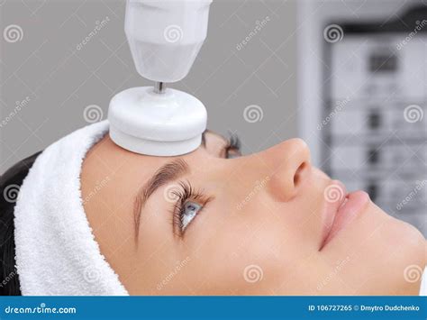 The Cosmetologist Makes The Apparatus A Procedure Of Hardware Face