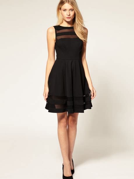 Le court quant à lui est également de mise, notamment agrémenté de tulle et autres détails chic et choc. Petite robe noire pour les fetes