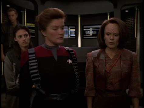 Star Trek Voyager 7 X 10 Shattered Roxann Dawson