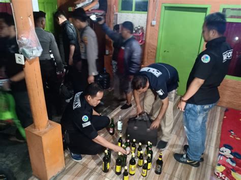 Kumpulan berita botol miras terbaru hari ini. Wallpaper Botol Miras - Mui Polri Belum Tegas Benahi Miras ...