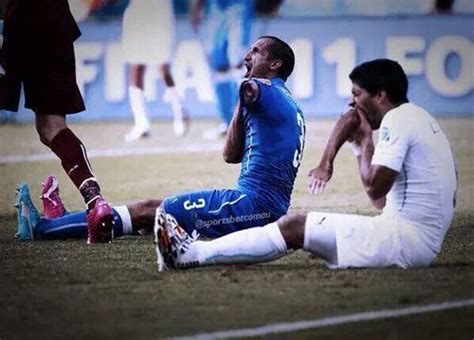 Uruguays stürmer suárez die rückkehr des vampirs. Luis Suárez mit Biss in Achtelfinale der Weltmeisterschaft