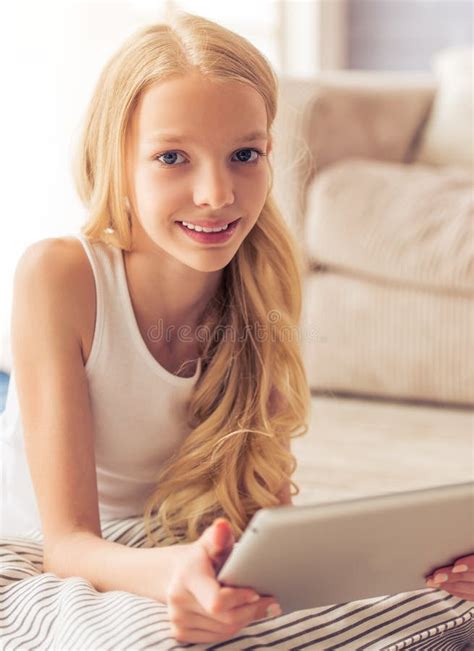 Девочка подросток с устройством Стоковое Фото изображение насчитывающей смотреть выражение