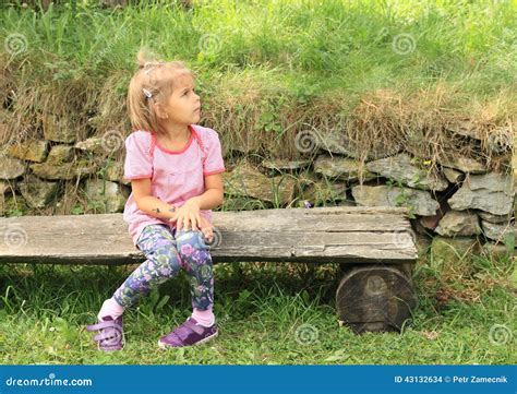 Маленькая девочка на стенде Стоковое Фото изображение насчитывающей пинк удивлено 43132634