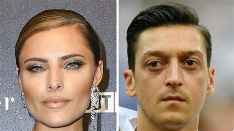 Mesut özil, çevrimiçi satın alınabilecek dijital ürünlerle kendi 3d genie'sine sahip ilk sporcu oldu. Als WM-Expertin: Sophia Thomalla rechnet mit Mesut Özil ab ...