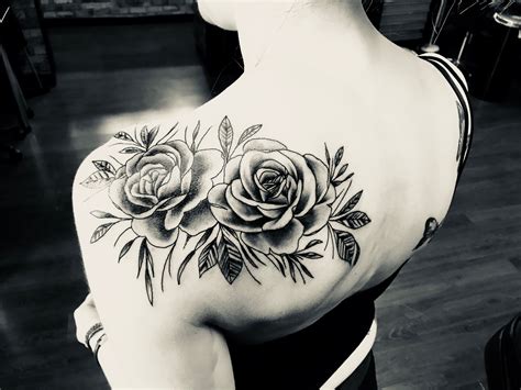Rose Shoulder Tattoo In Black Shading Roseshouldertattoos Rose