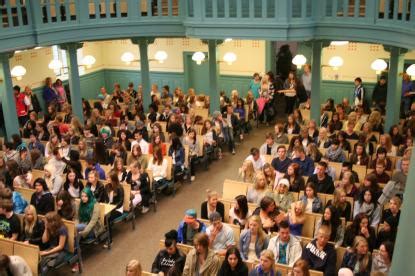 Tilde och jesper träffar några elever från teaterinriktningen på estetiska programmet på vasaskolan i gävle. 339 nya ettor välkomnade till Vasaskolan - Gevaliensis