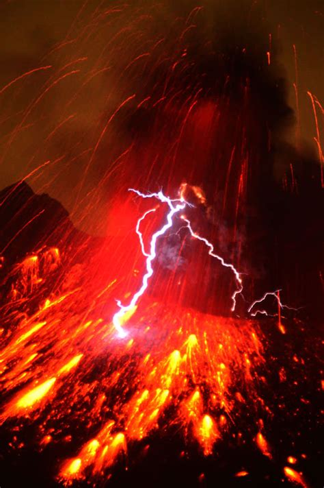 現在、桜島は噴火警戒レベル３（入山規制）です。 桜島で噴火が発生した場合には、１３日２１時から２４時までは火口から西方向、１４日０９時から１２時までは火口から西方向に降灰が予想されます。 定時 降灰予報 （20:00発表）. 桜島の噴火と火山雷 : 【奇跡】噴火の際に見られる『火山雷 ...