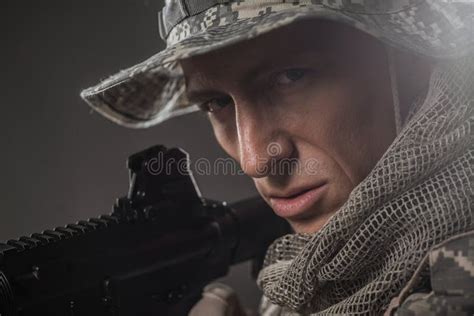 Hombre Del Soldado De Las Fuerzas Especiales Con La Ametralladora En Un