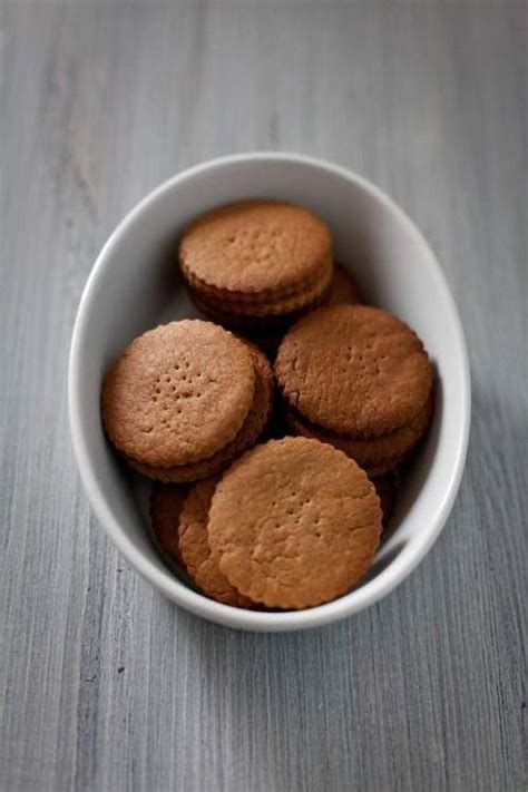 Stiamo parlando del salame di cioccolato. Biscotti secchi fatti in casa, tipo "Digestive" | Ricetta ...