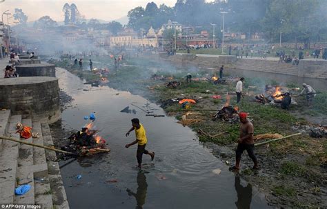 Nepal Holds Mass Cremations With Funeral Pyres As Earthquake Death Toll Reaches 4 000 Daily