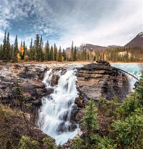 Athabasca Falls Rapids Qui Coule Est Une Cascade Dans Le Parc National