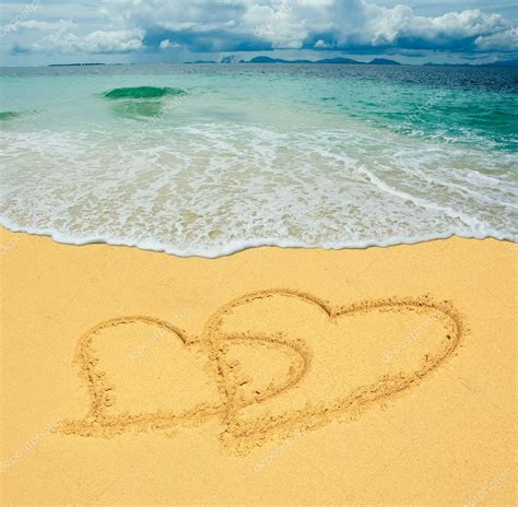 Two Hearts Drawn In A Sandy Tropical Beach — Stock Photo 9355126