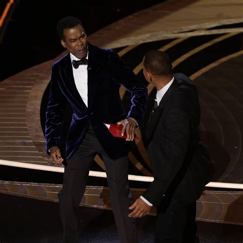 inside look at will smith slapping chris rock oscars 2022 ew com