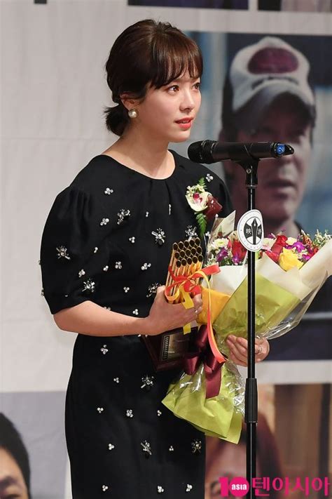 출처동아일보속보'미나리' 윤여정, 아카데미 여우조연상 수상.韓 배우 최초. TEN PHOTO 한지민 영평상 여우주연상 수상 | 텐아시아
