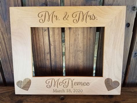 Mr And Mrs Personalized Wood Frame Cadeaux De Mariage Cadeaux Etsy