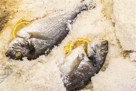 Por supuesto, si podemos acceder a ello, lo ideal es utilizar un ejemplar salvaje y de un tamaño considerable del que poder comer varios. Receta de dorada a la sal