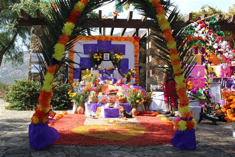 El día 2 de noviembre se celebra en méxico el día de muertos esta es una festividad donde se mezcla la cultura prehispánica así como las creencias católicas. Educación BC: SE REALIZÓ CONCURSO DE ALTAR DE MUERTOS