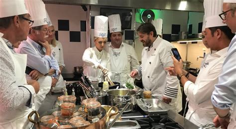 De ce que vous avez dans votre cuisine, de ce qu'il vous faut. 50.000 cours de cuisine sont donnés par an à Paris …. - Food & Sens