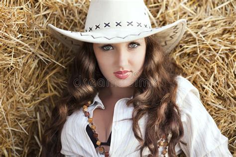 jolie cow girl de pays en foin image stock image du cheveu attrayant 25941593