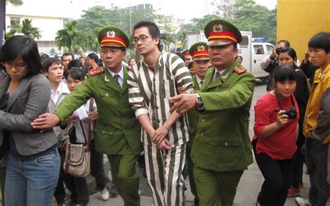 Chính quyền (mà không biết có phải chính quyền không, hay do mấy ông báo chí vống lên) đòi xử bà hằng đài phát thanh truyền hình đại nam về tội lên mạng xâm phạm lợi ích cá nhân, lợi dụng quyền tự do dân. Ngày cuối cùng của tử tù Nguyễn Đức Nghĩa diễn ra như thế nào?