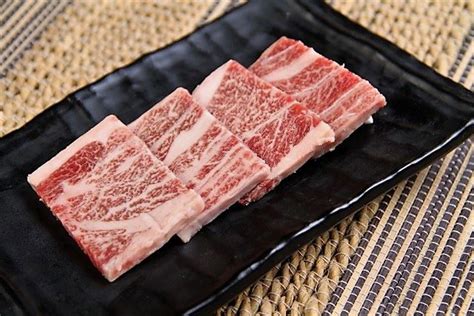 Dengan kualitas yang paling tinggi, maka harga pun sangatlah tinggi. Mengenal Sapi Wagyu. Daging Sapi Lezat Khas Jepang