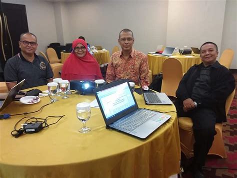Bank sentral dapat juga mempengaruhi jumlah uang beredar dengan berbagai pengumuman, pidato, dan edaran yang pengertian kebijakan moneter kontraktif adalah kebijakan moneter yang membatasi atau mengurangi jumlah uang berdar karena perekonomian. Kebijakan Dorongan Moral Adalah - Kebijakan Dorongan Moral ...