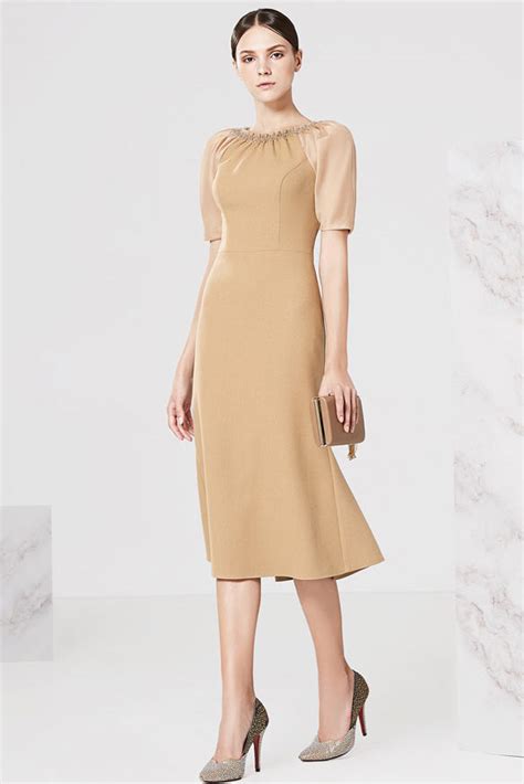 Robe avec motifs jones & co _ 10$ robe couleur camel _10$ blouse r&w _ 5$ peut se deplacer couleur camel. Robe camel de soirée mi longue effet sirène encolure ornée ...