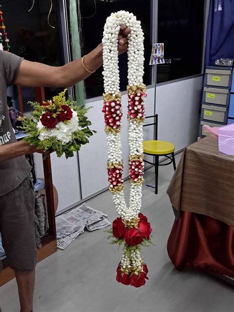 From intimate elopements to formal affairs that cover every tradition, get inspired by stunning wedding venues, unique decor details. Pin by Selvaraj on GARLANDS | Flower garland wedding ...
