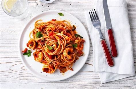 Couvrir de sauce alfredo et de fromage. Spaghetti aux fruits de mer - 10 recettes issues de la ...