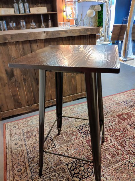Vous êtes à la recherche de meubles pas chers, design et d'une décoration à tomber ? Mange debout en bois et métal cocktail mariage