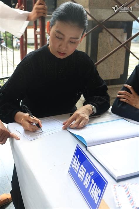 Sau ca mổ, ông gầy và yếu hơn, thường xuyên hôn mê, phải nằm viện từ đó đến nay. Đồng nghiệp nghẹn ngào trong lễ viếng nghệ sĩ ưu tú Thanh ...