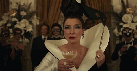 Icymi New Cruella Trailer Has Strong Devil Wears Prada Vibes