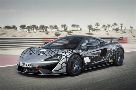 Among them are a redesigned front bumper, splitter, and hood. En weer een gelimiteerde McLaren, de 620R