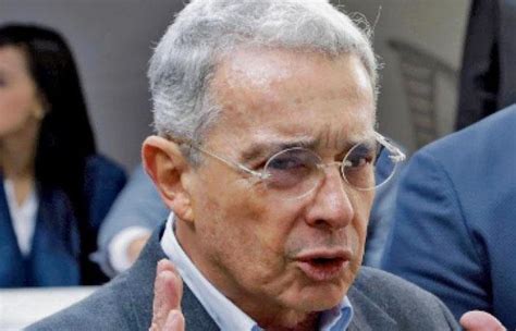 4 de septiembre de 2002. "Por fortuna estamos aliviados": Álvaro Uribe en Twitter