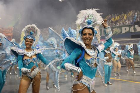 サンバのリズムで華麗な舞 ブラジルでカーニバル始まる 毎日新聞