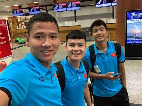 Làng hài, nụ cười có cái răng khểnh duyên vô cùng, chắc mỗi anh đức. Bóng hồng giỏi giang sau Anh Đức AFF Cup 2018