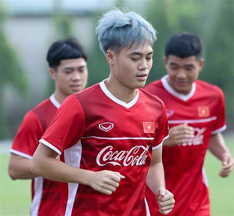 Chấn thương của tiền đạo văn toàn không nặng như chẩn đoán ban đầu, có thể sẽ thi đấu trở lại ở trận bán kết lượt về aff suzuki cup 2018. U23 VIỆT NAM: Những kiểu tóc của Nguyễn Văn Toàn
