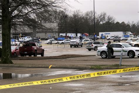 Gunman Dead, 2 Officers Hurt In Shooting At Arkansas Walmart - Vos Iz Neias