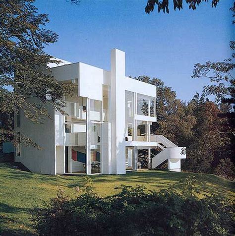 Se trata de una residencia de 2 plantas con una sala de estar y cocina conectada, una escalera en la sala de estar y 2 dormitorios. Casa Smith de Richard Meier | 101planosdecasas.com