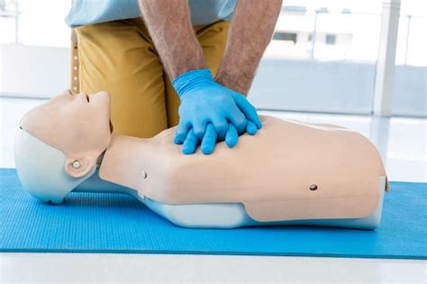 Premium Photo Paramedic Practising Cardiopulmonary Resuscitation On Dummy