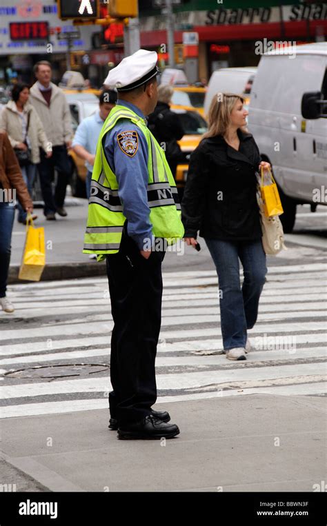Nypd New York Traffic Cop Policeman On Duty Stock Photo Alamy