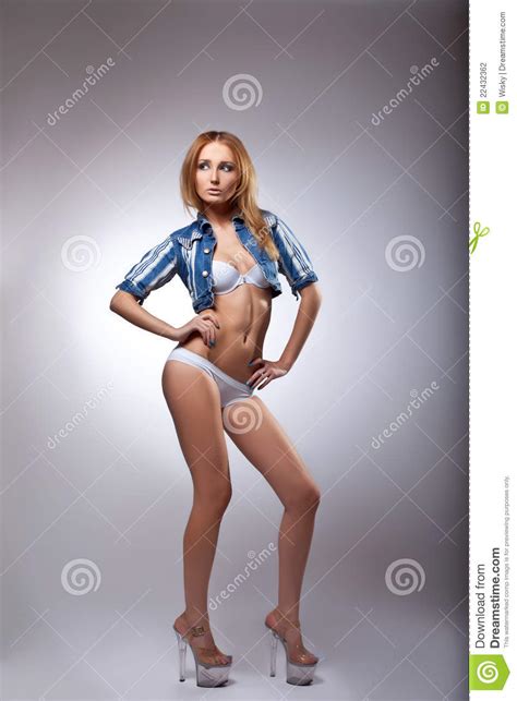 White För Stripteasenummer För Behådansflicka Nätt Sexig Arkivfoto Bild Av Erotiskt