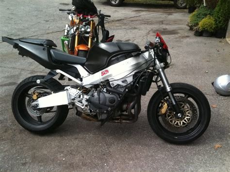 Z tego co wiem w 954 jak chce się jeździc na kole to lepiej mieć olej napełniony do pełna bo 954 jest ''bardzo uczuciowa'' kiedy na kole jedzie. cbr 929 in ct - Stunt Bike Forum