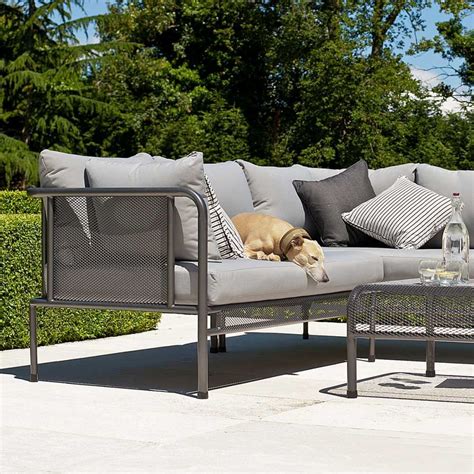 Canapé cosy haut de gamme en lin blanc avec un confort moelleux. Coin modulable de canapé de jardin haut de gamme en acier ...