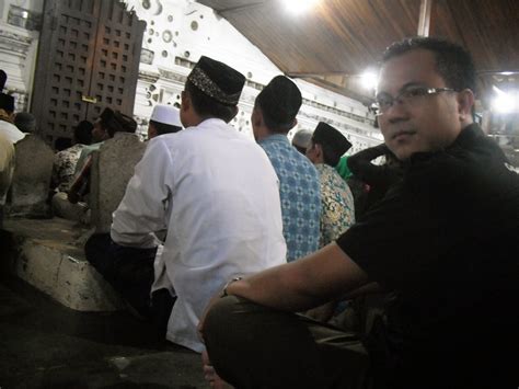 Memohonkan doa pada sunan gunung jati, bolehkah ? Wiyak Bumi Wiyak Langit: Ziarah ke Makam Sunan Gunung Jati