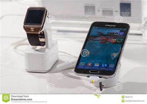 Samsung Galaxy S5 And Samsung Gear 2 Mobile World Congress 2014